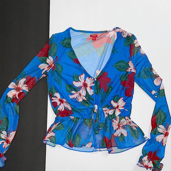 Guess Flower top  🌺 - Picture 1 of 6